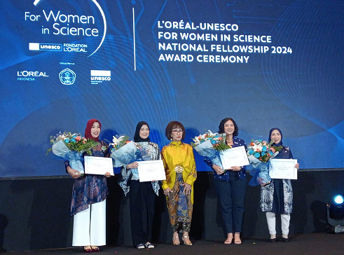 Keempat pemenang FWIS 2024 bersama Prof. dr. Herawati Sudoyo, MD., Ph.D.,(tengah). (Foto: Dok. Yuni)