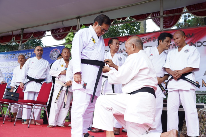 Disematkan Sabuk Hitam, Pramono Pede Keliling 12 Titik Tanpa Lelah