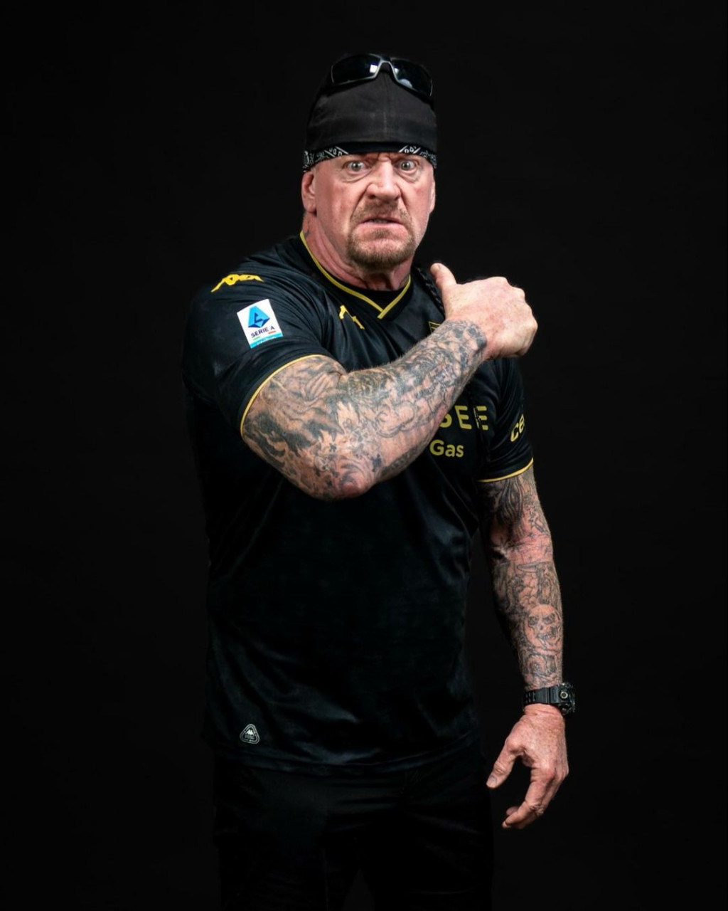The Undertaker memakai jersey ketiga Genoa (Instagram)