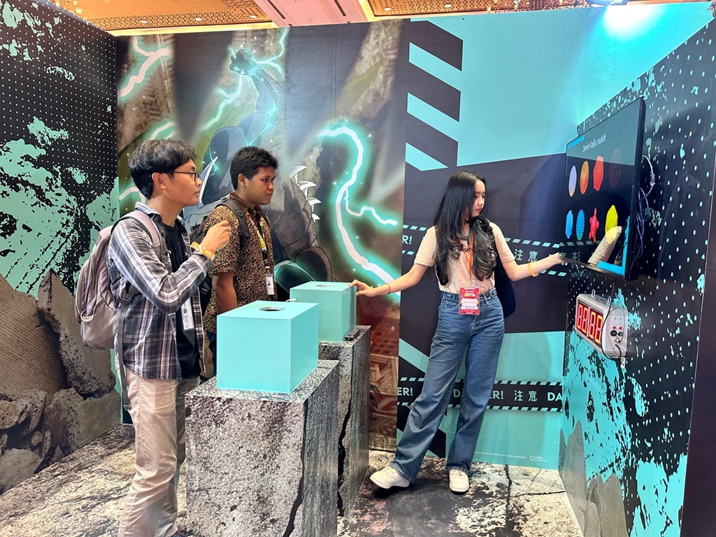 Aktivitas untuk pengunjung di booth Crunchyroll dalam Indonesia Comic Con 2024
