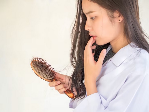Rambut rontok disebabkan oleh gen, pola makan, atau ketidakseimbangan hormon. Ilustrasi-Freepik