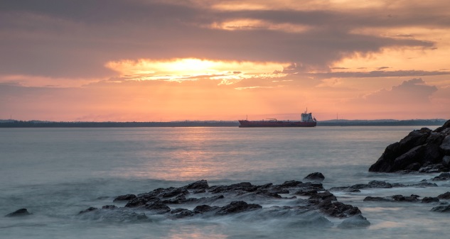 Pantai ini nggak cuma populer karena sunset-nya yang cantik, tapi juga karena suasananya yang santai dan cocok untuk bersantai sore. Dok. Ist