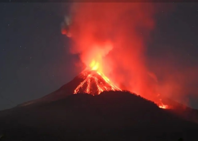 Erupsinya Gunung Lewotobi Laki-laki memengaruhi aktivitas pariwisata di Flores. Dok. PVMBG