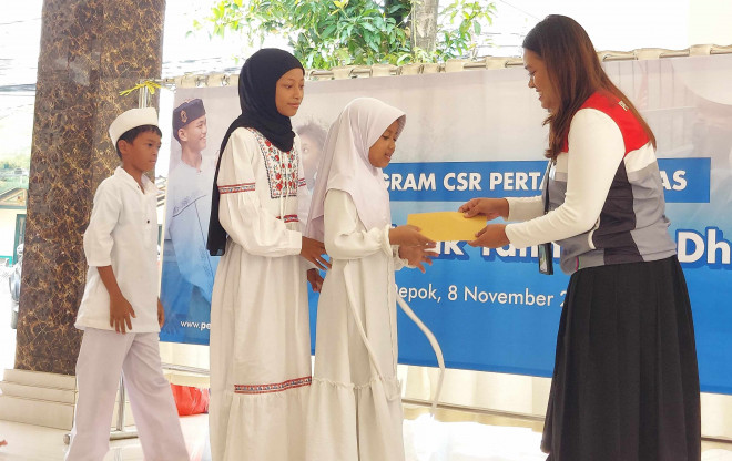 SPV HSSE Distrik Tegal Gede OWJA Pertamina Gas Operation West Java Area, Mala Oktaviana Lussa, saat menjalankan bakti sosial.