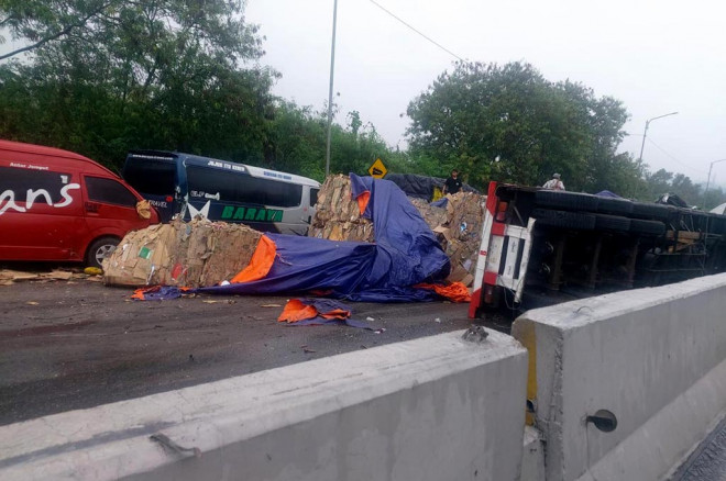 Kecelakaan lalu lintas yang melibatkan sebuah truk dan 17 mobil penumpang (mini van) di KM 92 Ruas Tol Cipularang arah Jakarta pada pukul 15.15 WIB, Hari Senin (11-11-2024). Jasa Marga