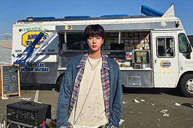 Jin BTS Tampil di Acara The Tonight Show Jimmy Fallon