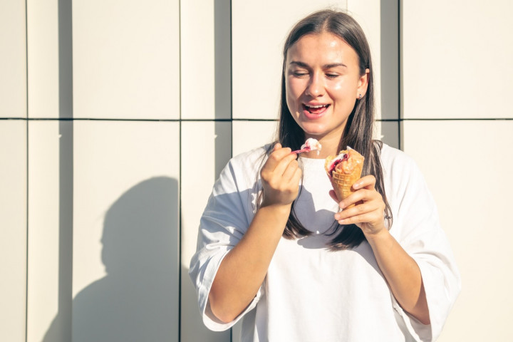 Makan Makanan Manis di Cuaca Panas Berbahaya? Ini Faktanya