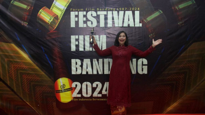 Ayu Azhari Raih Piala di Festival Film Bandung, Kalahkan Lesti Kejora dan Naysila Mirdad