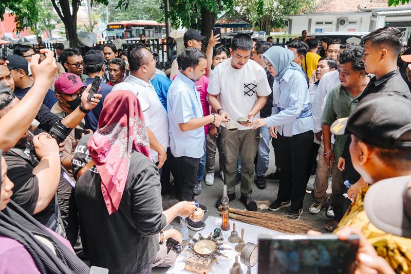 Kaesang dan Respati-Astrid Gaet Dukungan di Pasar Klitikan Solo