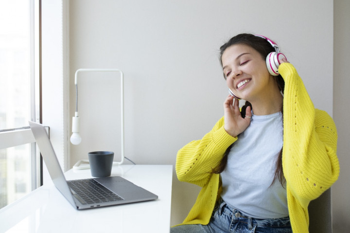 7 Lagu Ini Bikin Kerja Lebih Semangat dan Produktif, Yuk Dengarkan!