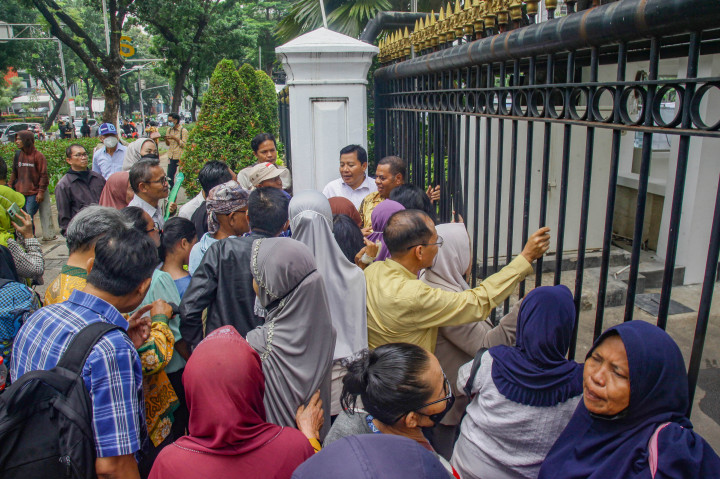 Potret Antrean Posko 'Lapor Mas Wapres'