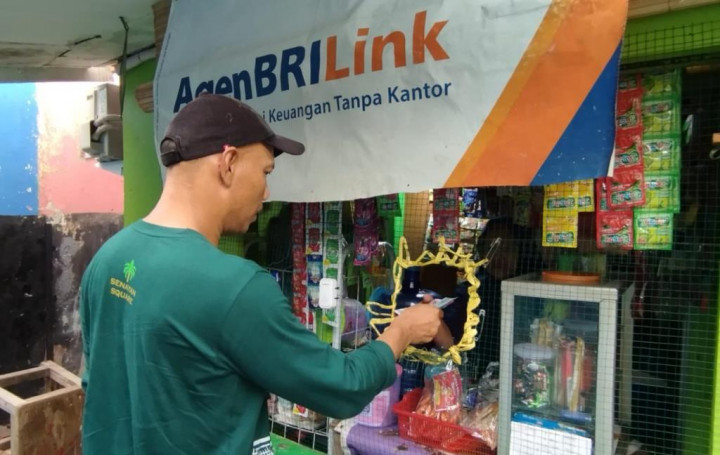 Pahlawan Inklusi Keuangan, AgenBRILink di Tengah Kebun Kelapa Sawit Berhasil Dekatkan Layanan Perbankan dengan Masyarakat