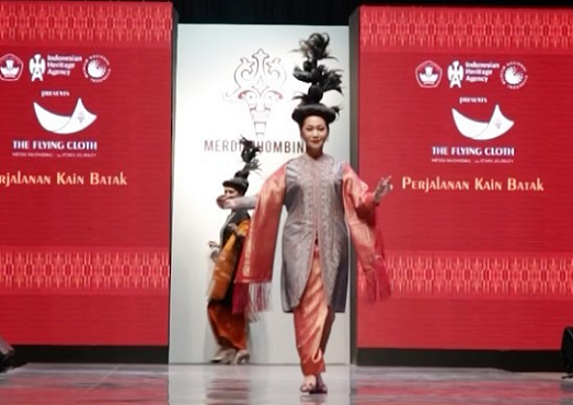 Koleksi kain Batak dalam pameran 'The Flying Cloth' karya Merdi Sihombing.  (Foto: Dok. Istimewa)