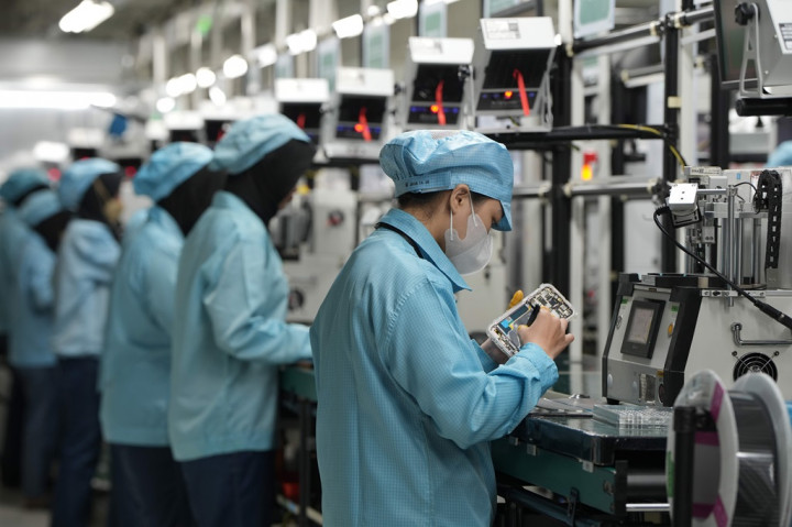 Berkunjung ke Pabrik Oppo Perakit Find X8