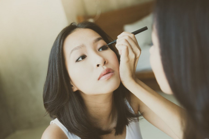 7 Trik Mudah Aplikasikan Eyeliner, Tampilan Mata Jadi Menawan!