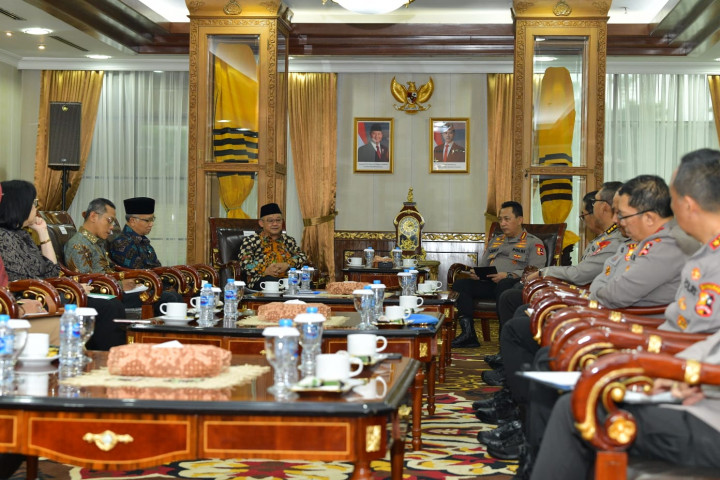 Mendikdasmen Bertemu Kapolri Bahas Restorative Justice di Sekolah hingga Perlindungan Guru