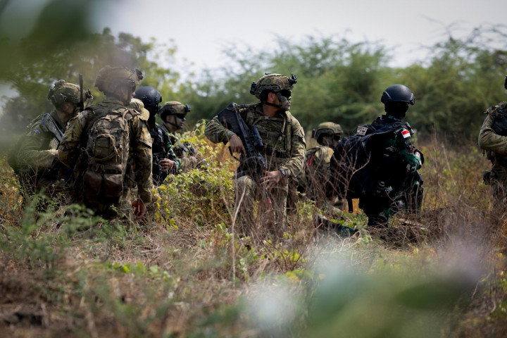 Latihan Militer RI-Australia Berlanjut, TNI dan ADF Evakuasi Warga dari Zona Konflik