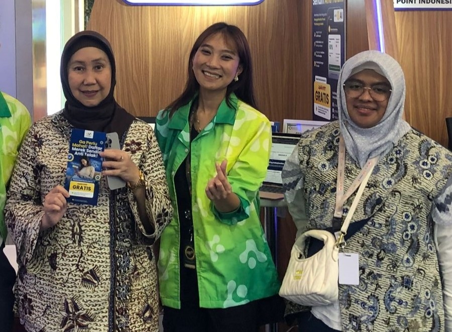 CEO Mebiso Hesti Rosa (tengah) di booth Mebiso pada Gebyar IKMA 2024