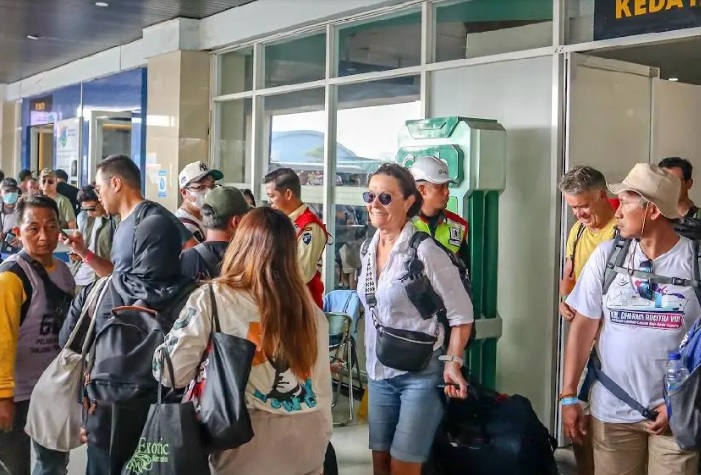 Wisatawan yang terjebak karena Erupsi Gunung Lewotobi Laki Laki. Dok. Kemenpar
