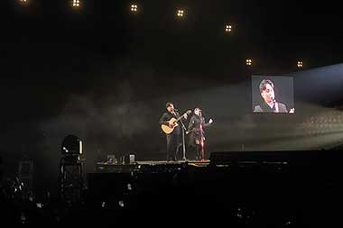 <i>So Sweet!</i> Isyana Sarasvati Duet dengan Suami di Konser Lost In Harmony