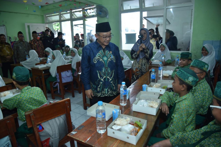 Abdul Mu'ti Sebut Program Makan Bergizi Gratis Bagian dari Pendidikan Karakter