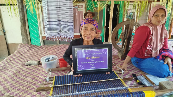 Ibu Siami, Penenun Terakhir Suku Osing Local Heroes Amartha