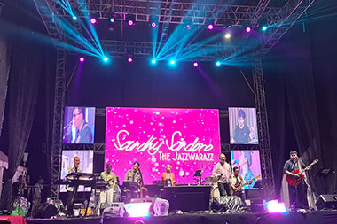 Tampil Bersama The Jazwarazz di JGTC, Sandhy Sondoro Bawakan 