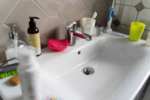 7 Hal yang Bikin Kamar Mandi Terlihat Berantakan