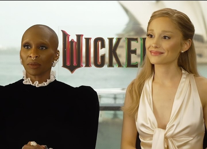 Reaksi Ariana Grande Diberi Batik oleh Marion Jola