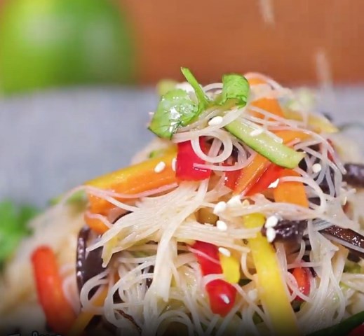 Cuma tiga langkah, mudah banget bikin salad dengan bahan bihun. (Foto: Dok. Endeus TV)