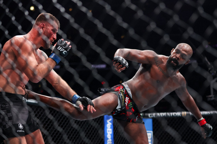 Jon Jones Berhasil Menumbangkan Stipe Miocic dengan Spinning Back Kick