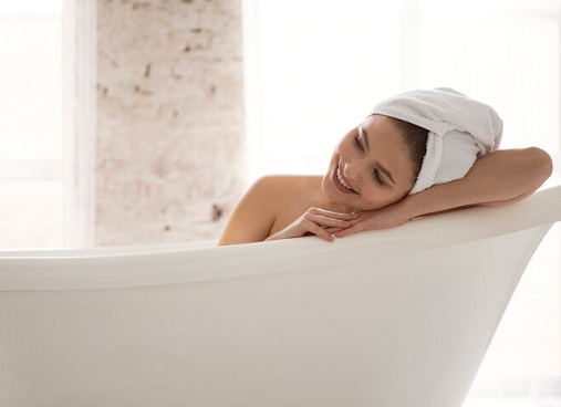 Mandi Air Hangat Bikin Awet Muda, Mitos atau Fakta?