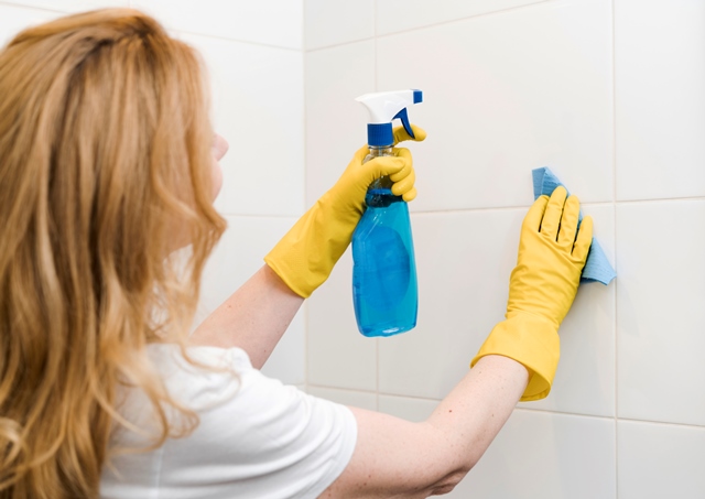 7 Tips Bersihkan Kamar Mandi ala Profesional