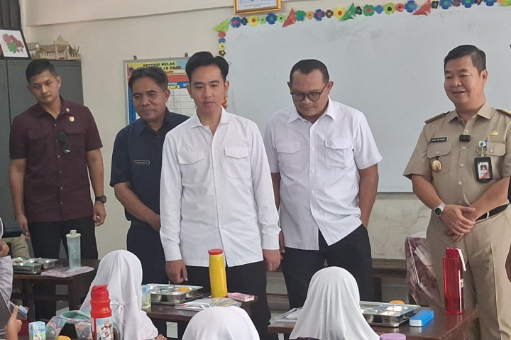 Gibran Tinjau Makan Bergizi di SDN 15 dan SLB 05 Jakbar