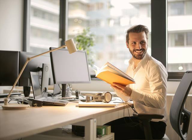 5 Cara Tunjukkan Kebaikan Kepada Sesama Karyawan agar Harmonis