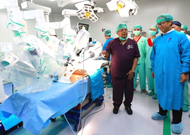 Menkes Budi Gunadi Sadikin turut menyaksikan tindakan operasi jantung dengan metode robotik di RSJPD Harapan Kita. (Foto: Dok. Birkom Kemenkes)
