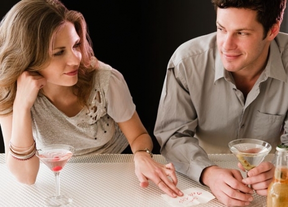 7 Tanda Dia Diam-Diam Naksir Kamu Tapi Takut Ditolak