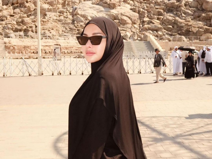 Nikita Mirzani Kecam Aksi Umrah Transgender Isa Zega Pakai Ihram Wanita