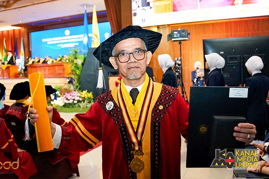 Tak Mau Berhenti belajar, Guru Besar Unpad Ini Lulus Program Profesi Insinyur