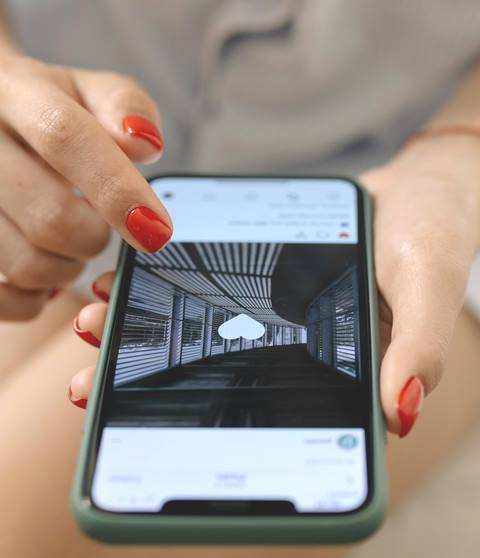 Simak alasan psikologis orang yang suka melihat story Instagram orang lain namum tak pernah komentar. (Foto: Ilustrasi/Dok. Unsplash.com)