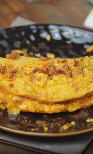 Sontek cara buat potato chips omelette. Mudah banget dan lezat. (Foto: Dok. Endeus TV)