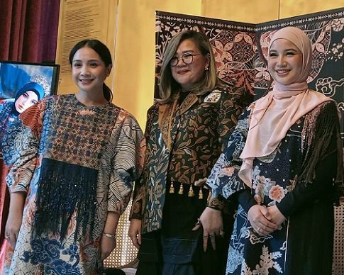 Nagita Slavina, Mel Ahyar dan Chacha Frederica mengenakan batik 'Kendil Emas', batik khas Kendal. (Foto: Dok. Yuni)