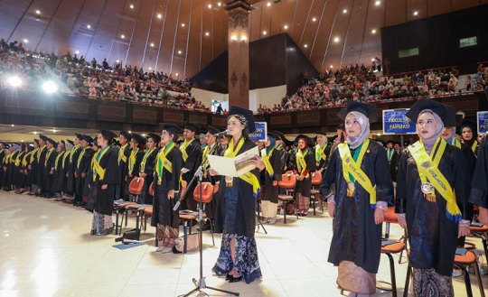 Selamat! 2.049 Lulusan Program Sarjana dan Sarjana Terapan Wisuda dari UGM