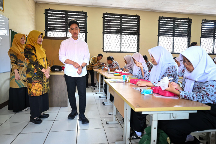 Wapres Tinjau Makan Bergizi Gratis di SMKN 3 Tangerang