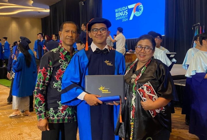 Inspiratif! Anak Guru Ini Berhasil Biayai Kuliah Sendiri hingga Wisuda