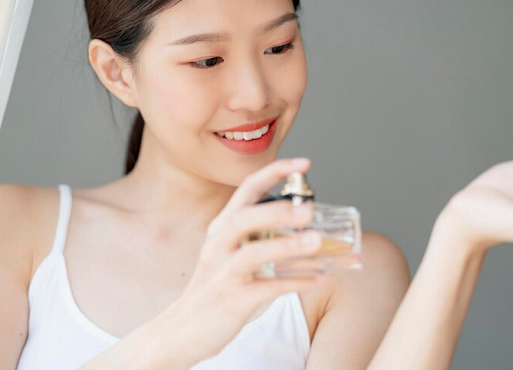 Semprot parfum ke titik nadi adalah cara paling efektif agar aromannya lebih tahan lama. (Foto: Ilustrasi. Dok. Freepik.com)