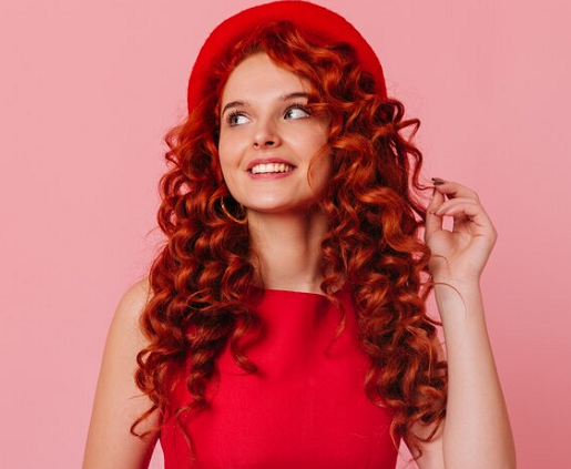 Rambut yang diwarnai adalah rambut yang telah mengalami pewarnaan permanen. (Foto: Ilustrasi. Dok. Freepik.com)
