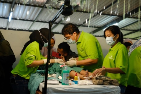 Kepedulian tinggi terhadap kehidupan sosial dan kesehatan anak-anak Indonesia menjadi latar belakang terselenggaranya kegiatan khitanan massal dan bakti sosial lingkungan oleh RS Pondok Indah Group. Dok. RSPI