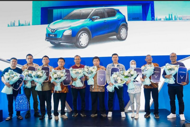GJAW 2024: VinFast Serah Terima Unit Mobil Listrik VF 5 ke Konsumen