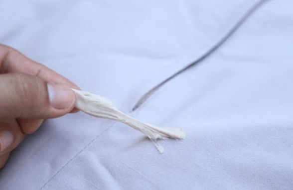 Trik Ampuh Hilangkan Permen Karet di Pakaian